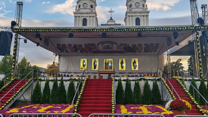 (AUDIO/FOTO) Iași: Mii de credincioși sunt așteptați la Sfânta Liturghie de Hramul Sfintei Parascheva