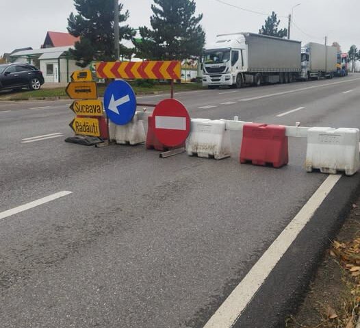 Trafic restricționat pe DN 2, între Siret și Bălcăuți, din cauza coloanelor de autotrenuri din Vama Siret