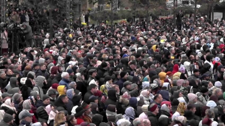 (AUDIO/FOTO) Iași: Mii de credincioși participă la Sfânta Liturghie de Hramul Sfintei Parascheva