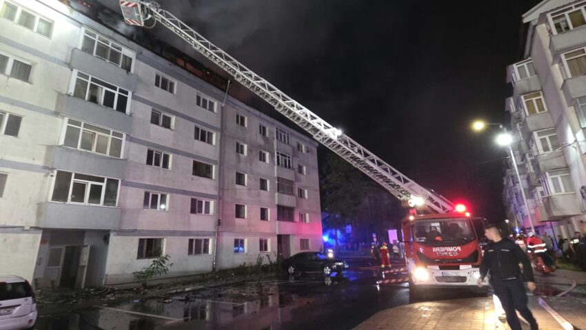 Incendiu la un bloc de locuinţe din Suceava