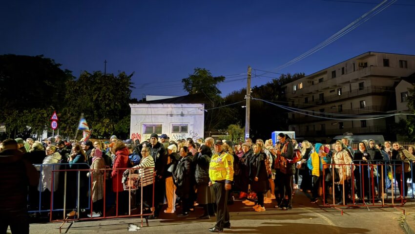 (AUDIO) Iași: Moaștele Sfintei Cuvioase Parascheva au fost scoase din Catedrala Mitropolitană și depuse spre închinare în baldachinul special amenajat