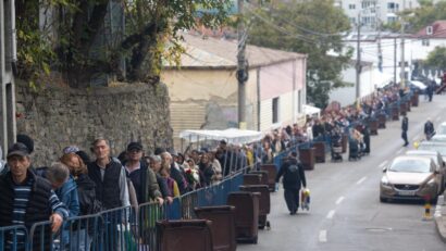 Peste 125.000 de pelerini s-au închinat la moaștele Sfintei Parascheva. Coada se întinde pe 3 kilometri
