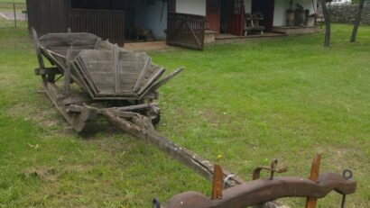 Ziua Internațională a Persoanelor Vârstnice sau Ziua Înțelepciunii la Pădureni, jud. Vaslui(04.10.2026). Edilul șef și fostul învățător Temistocle Diaconu cu Mihai Florin Pohoață – 01.10.2026.