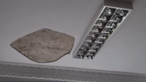 (FOTO) Incident la Colegiul Pedagogic din Bacău: bucăți de tencuială au căzut peste două eleve