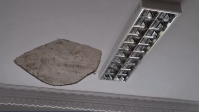 (FOTO) Incident la Colegiul Pedagogic din Bacău: bucăți de tencuială au căzut peste două eleve