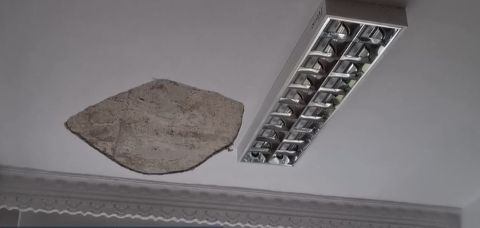 (FOTO) Incident la Colegiul Pedagogic din Bacău: bucăți de tencuială au căzut peste două eleve