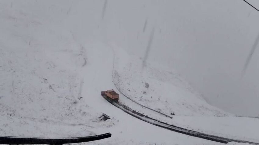 Circulaţia rutieră pe Transfăgărăşan este oprită