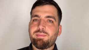 #StareaEducației (INTERVIU) Matepolis, platforma care îi ajută pe elevi să recupereze lacunele la matematică. Profesorul Cristian Săvulescu: Antrenamentul este cheia succesului la matematică. Copilul devine foarte demotivat când nu mai știe, când acumulează lacune, iar distragerea digitală contribuie la pierderea concentrării.