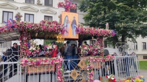 Pelerinajul Sfintei Cuvioase Parascheva continuă la Iași. Mii de credincioși așteaptă să se închine la sfintele moaște