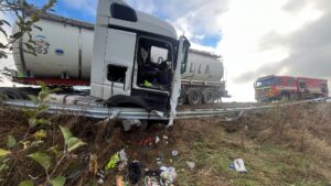 (FOTO) Vaslui: Autocisternă încărcată cu vin, răsturnată pe DE 581