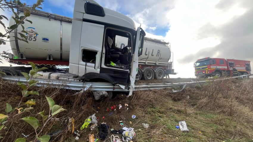 (FOTO) Vaslui: Autocisternă încărcată cu vin, răsturnată pe DE 581