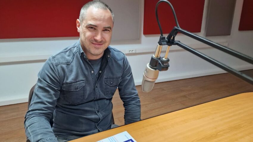 #StareaEducației (INTERVIU) Lucian Grigorescu, formator Teach for Romania: Cei mai mulți dintre tineri ies din facultate cu teoria foarte bine învățată, dar niciunul nu se confruntă cu toate provocările din școlile din medii vulnerabile. Practica pedagogică ar trebui să înceapă din anul întâi și să fie în medii diverse. Nu te pregătește nimeni să vezi copii care vin flămânzi la școală, desculț și care n-au sprijin de acasă.