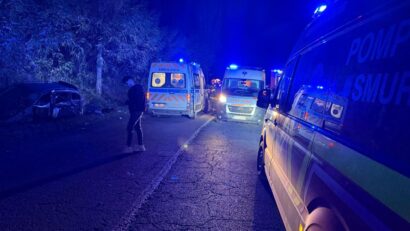 Bacău: Accident rutier în care a fost implicat un microbuz; cinci persoane, transportate la spital