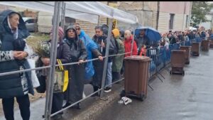 Mii de pelerini așteaptă să se închine la moaștele Sfintei Cuvioase Parascheva